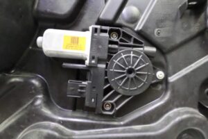 Изображение товара 134240 - 00134240 steklopodemnik perednij pravyj Hyundai H1 2