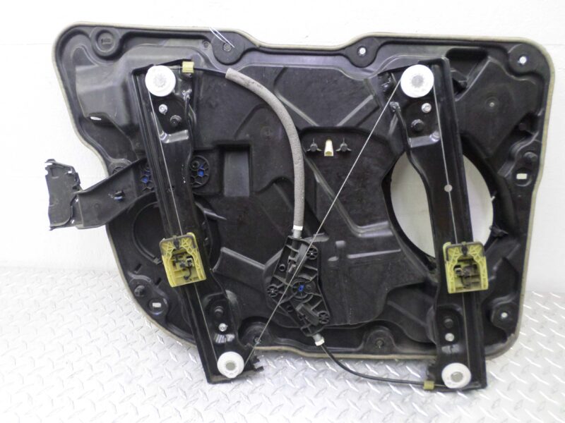 Изображение товара 134240 - 00134240 steklopodemnik perednij pravyj Hyundai H1